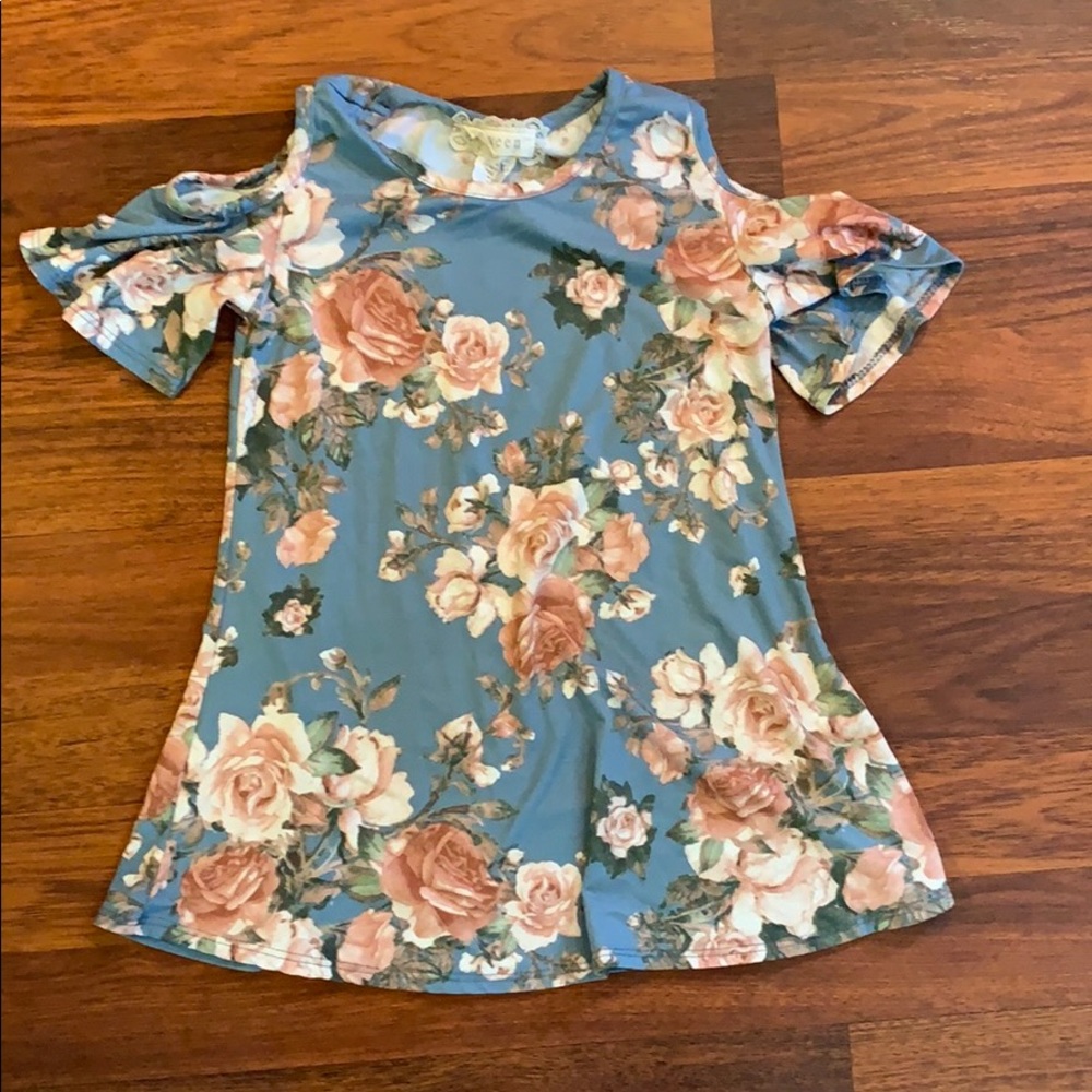 SUPER SOFT cold shoulder top